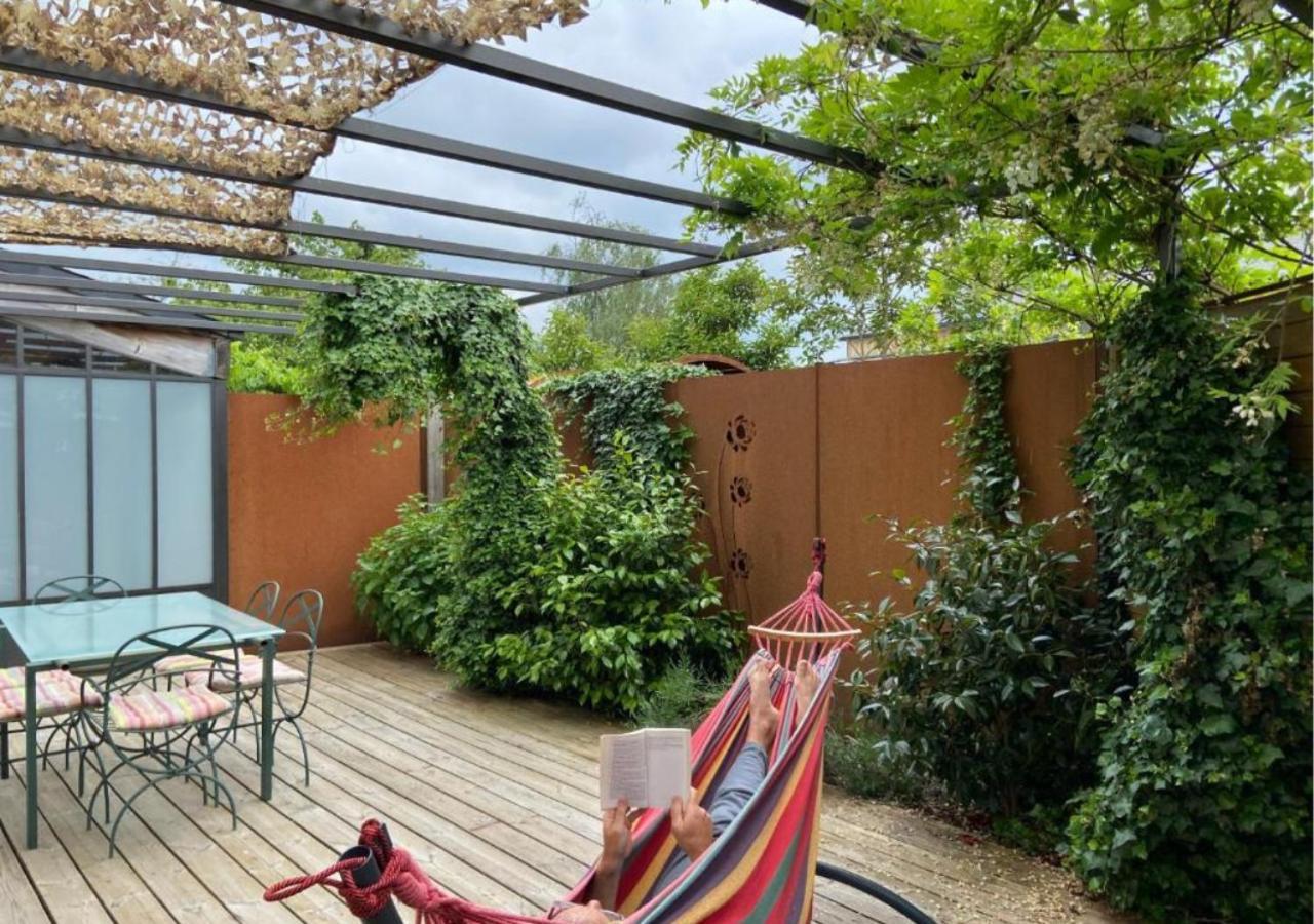 Au Bord De La Piscine Au Sud D'angers *