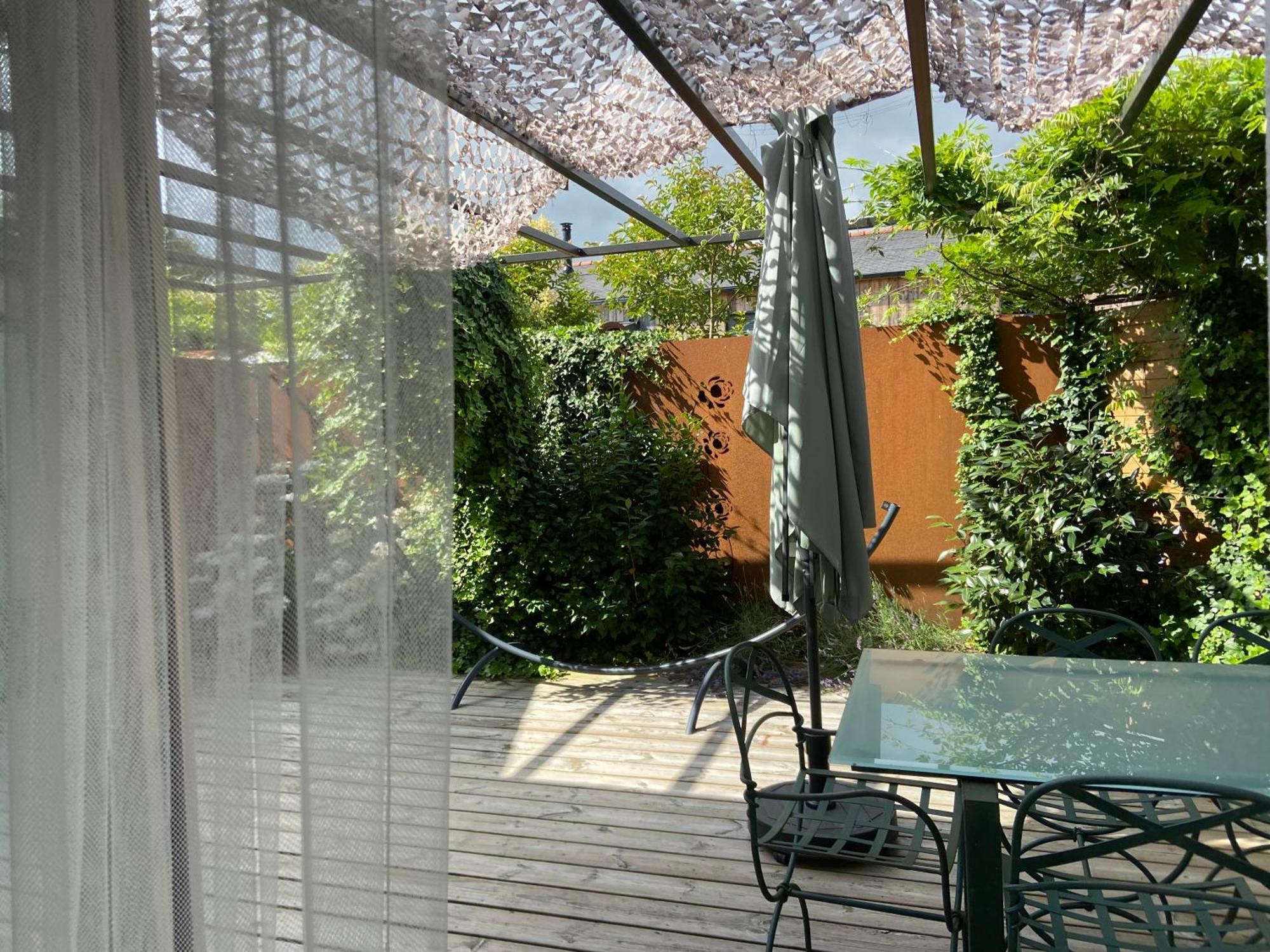 Au Bord De La Piscine Au Sud D'angers